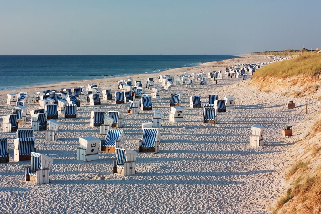 Kampen, Sylr Ab dem kommendem Wochenende ist Sylt in sechseinhalb Stunden direkt erreichbar. Foto: Adobe Stock