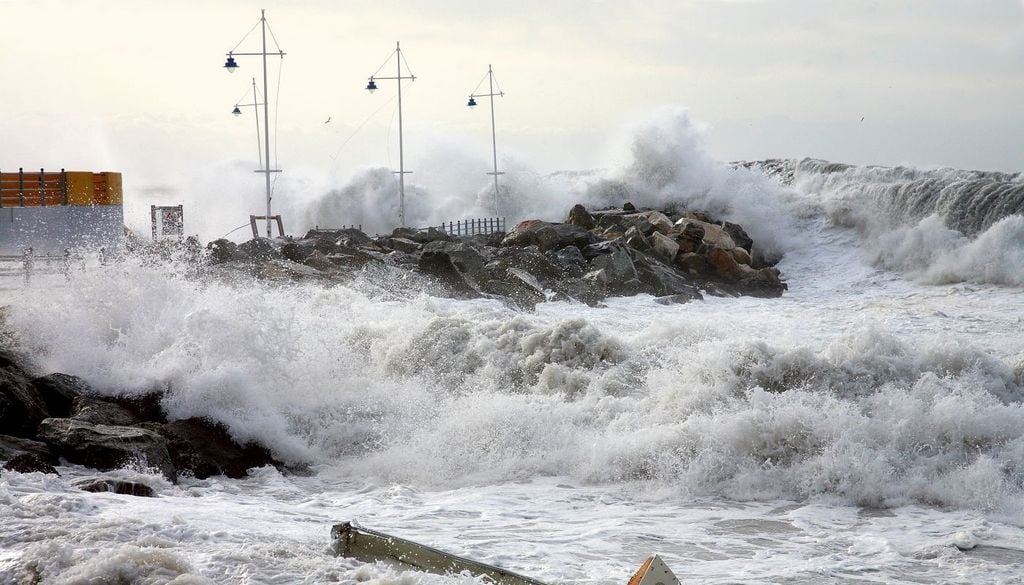 Durante l'estate, le grandi mareggiate da Scirocco che fra autunno e primavera spazzano le coste ioniche, con onde alte fino a più di 5 metri, tendono a scomparire, fino a settembre.