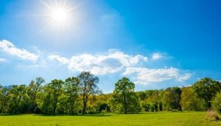 Perch&eacute; il cielo ci appare blu e non viola?