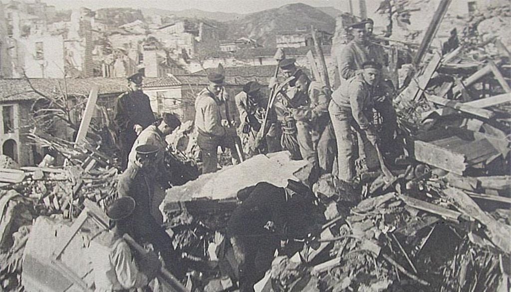 Marinai russi in soccorso della popolazione messinese subito dopo il disastroso terremoto che all'alba del 28 dicembre 1908 distrusse Messina e Reggio Calabria.