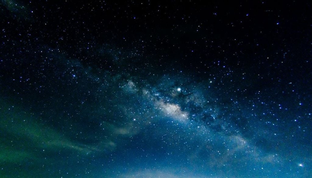 Stelle. L'atmosfera, nonostante sia trasparente, non è uno strato con una densità uniforme. La parte che si trova più vicina alla superficie è più densa degli strati più alti.