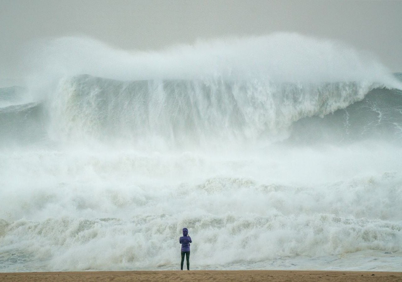 La storm surge, o onda da tempesta, si verifica quando forti venti e una profonda bassa pressione spingono l'acqua marina verso la costa, elevando il livello del mare anche di diversi metri oltre la marea astronomica.
