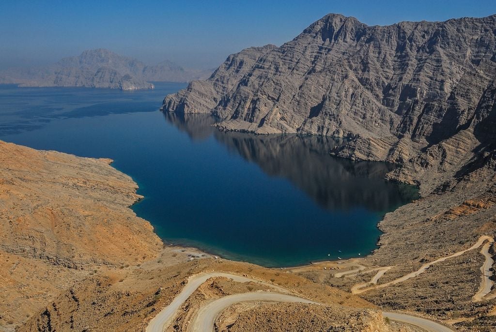 La penisola di Musandam crea la strozzatura dello Golfo Persico generando lo Stretto di Hormuz.