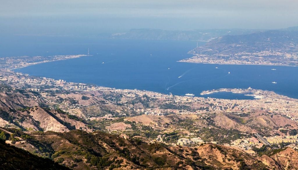 Immagine dello Stretto di Messina osservato dai Monti Peloritani.