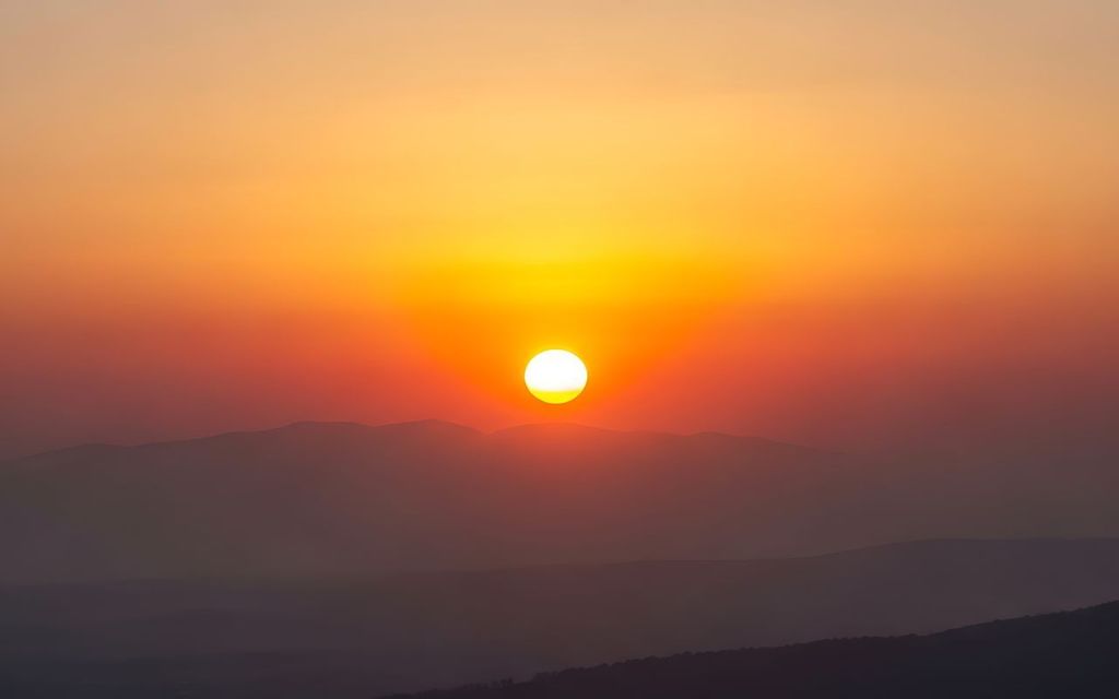 Caldo, montagna. In quota l’aria calda arriva prima perché in basso c’è ancora aria più fresca o perché la massa calda è inizialmente “sopra” una massa più fredda, tanto che all'inizio di un'ondata di calore le temperature iniziano a salire prima in montagna.