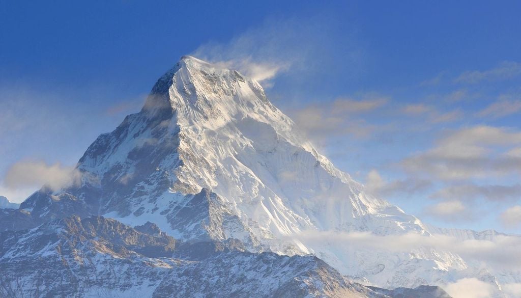 Annapurna. L'Annapurna è universalmente riconosciuta come una delle montagne più letali del pianeta, con un tasso di mortalità storico che supera il 30%. Secondo dati del 2022, su 365 ascensioni riuscite, si contano 72 morti, per un rapporto di circa 1 decesso ogni 5 salite.