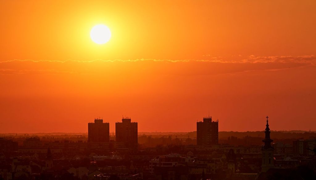 Ondata di calore. Il caldo che sperimentiamo nel periodo estivo è frutto di più complessi processi fisici dinamici che contribuiscono a scaldare l’aria lungo l’area interessata dalla circolazione anticiclonica.