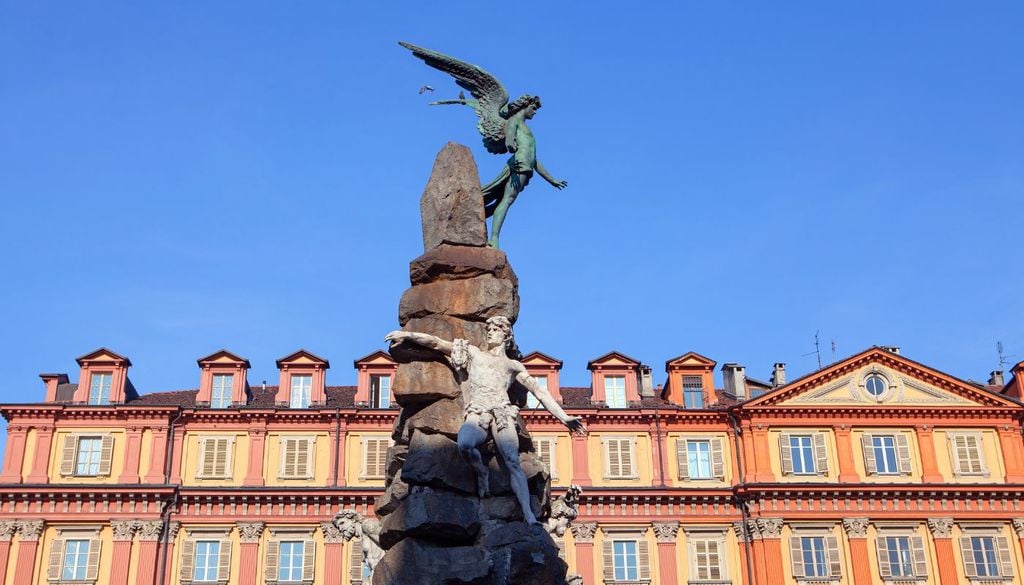 L'angelo sulla sommità del monumento ai caduti del traforo del Frejus. Secondo alcuni rappresenta Lucifero