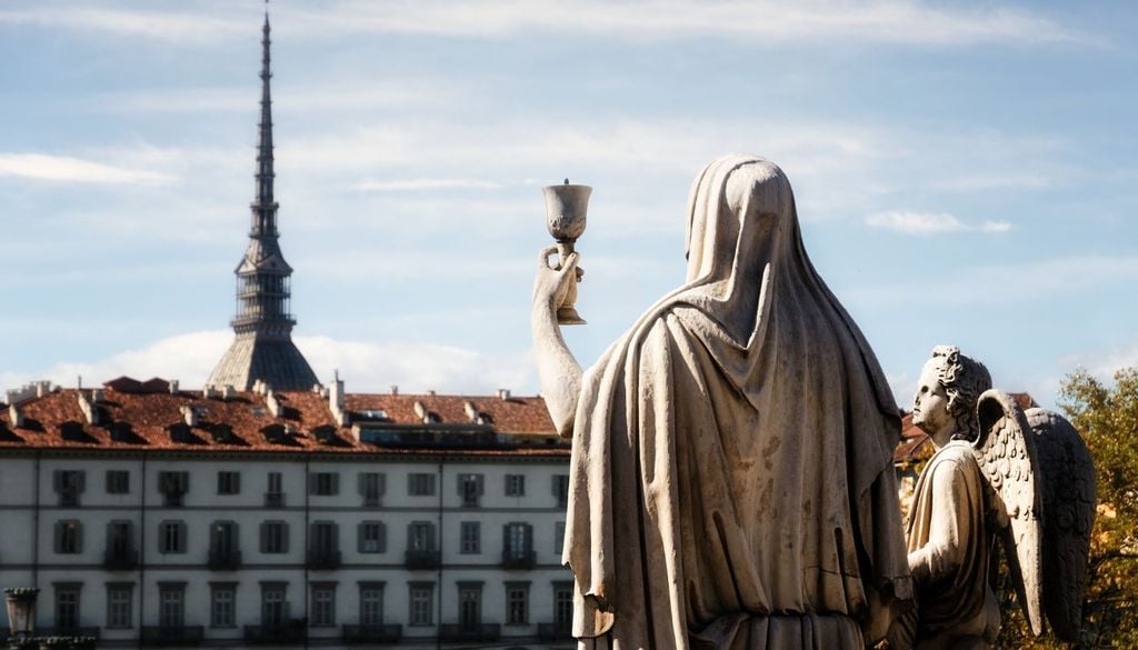 Le statue all'ingresso della chiesa della Gran Madre di Dio indicano la direzione in cui cercare il Santo Graal