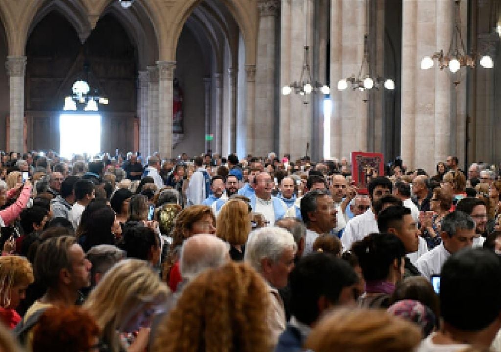 Ingreso a la Basílica de Nuestra Señora de Luján Al llegar a la Basílica de Nuestra Señora de Luján podrás pasar a visitar a la Virgen. El ingreso a la Basílica es por la calle 9 de Julio, casi esquina San Martín. También podrás participar de las Misas.