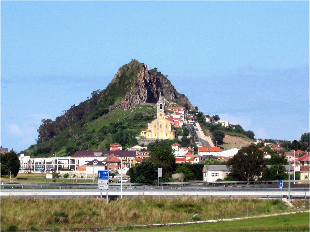 Figura 3. Peña Castillo, de 140 m de altitud, la mayor elevación del Municipio de Santander.