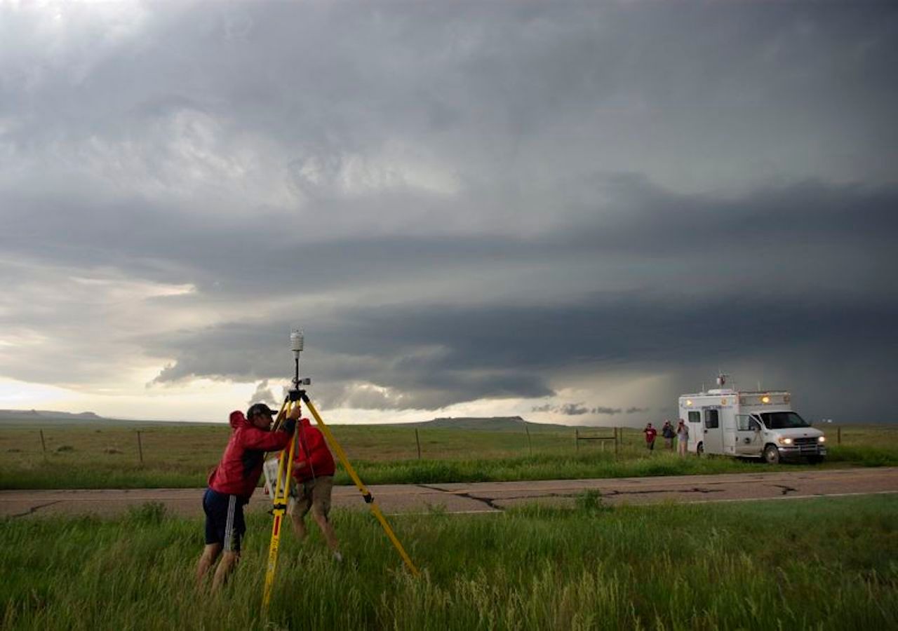 Hoy en día, los investigadores de tornados tienen instrumentos terrestres y aéreos que son más pequeños y más fáciles de implementar en grandes cantidades para muestrear tornados.