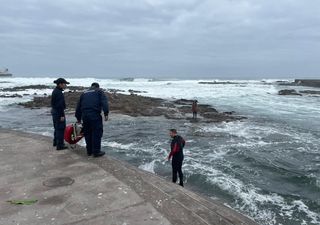 Persona debió ser rescatada de los roqueríos en Iquique producto de las intensas marejadas