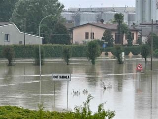 Más de 1,000 personas desplazadas y por lo menos dos desaparecidas en Italia debido a severas inundaciones