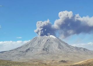 Cenizas del Ubinas en Perú, alcanzan frontera con Bolivia; autoridades en alerta