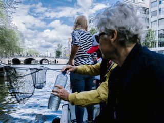 “Pesca de plástico” el nuevo boom turístico en Ámsterdam