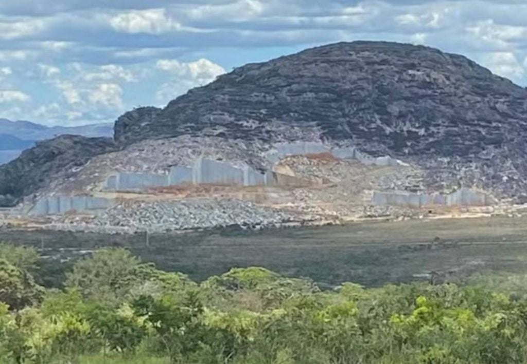 Área de exploração de rochas quartzíticas em região da Serra do Espinhaço: lavra com cortes verticalizados na rocha e áreas de deposição de rejeitos. Crédito: Frank Alison de Carvalho/Acervo pessoal.