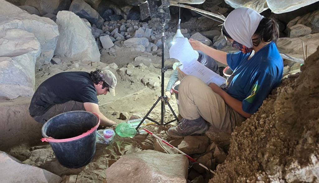 O microclima estável, protegido da umidade e da variação de temperatura no interior da gruta, criou condições quase únicas de preservação dos vestígios humanos. Foto: Arquivo pessoal O microclima estável, protegido da umidade e da variação de temperatura no interior da gruta, criou condições quase únicas de preservação dos vestígios humanos. Crédito: Arquivo pessoal