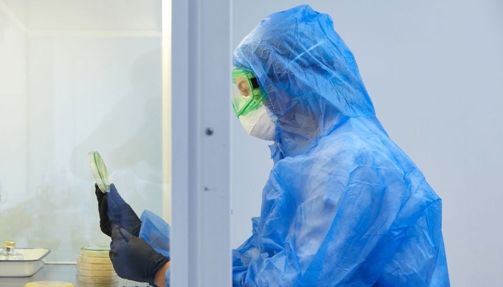 Christian Lindmeier, vocero de la OMS indicó que el laboratorio donde ocurrió el hecho estudia patógenos peligrosos, incluida la peste, en una parte de Siberia donde esta se da de forma natural en animales salvajes.