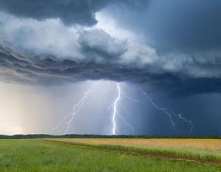 Pfingstwetter 2025: Drohen schwere Unwetter? Modelle uneins – Hitze weicht möglicher Gewitterlage mit Unwetterpotenzial