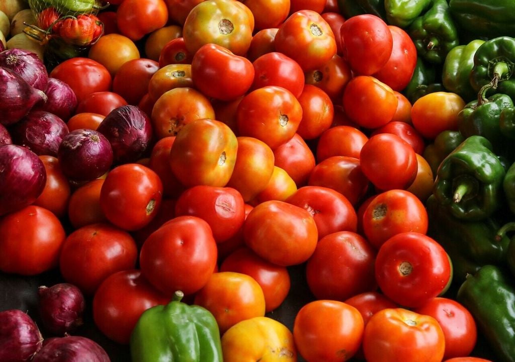 Bei häufig konsumierten Lebensmitteln wie Tomaten, Kartoffeln oder Äpfeln wurden im Jahr 2024 kaum oder gar keine Überschreitungen festgestellt. Bild: Samuel Costa Melo/Unsplash