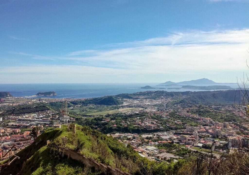Blick über die Campi Flegrei bei Eremo dei Camaldoli, nahe Neapel. Blick über die Campi Flegrei bei Eremo dei Camaldoli, nahe Neapel.