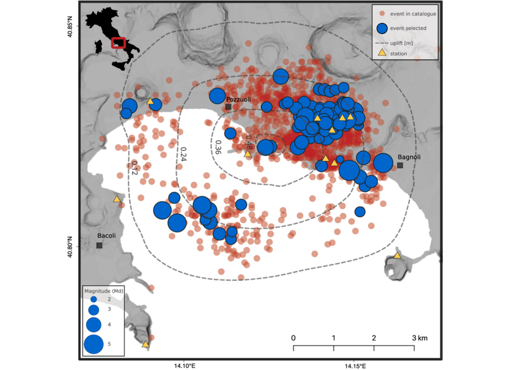 Karte des Untersuchungsgebiets mit den Erdbebenorten im Zeitraum 2014–2025 gemäß dem Katalog des Osservatorio Vesuviano (Erdbeben mit Md > 1 in rot, untersuchte Erdbeben in blau). Karte des Untersuchungsgebiets mit den Erdbebenorten im Zeitraum 2014–2025 gemäß dem Katalog des Osservatorio Vesuviano (Erdbeben mit Md > 1 in rot, untersuchte Erdbeben in blau).