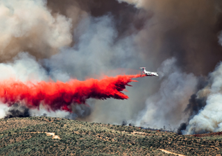 Phos-Chek: El retardante de fuego que tiñó de rosa la ciudad de Los Ángeles y que también se usa en Chile