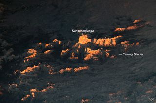 Picos iluminados por el sol en el Himalaya