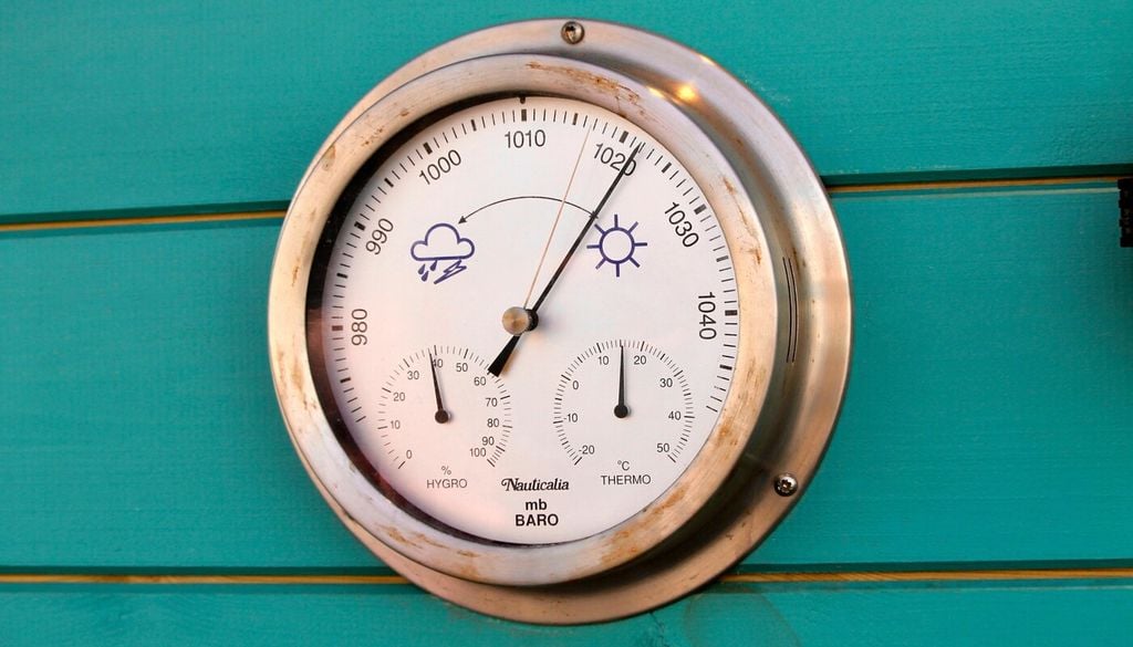 Il barometro misura la pressione atmosferica: un rapido calo della pressione può segnalare l’arrivo di perturbazioni e pioggia, mentre valori elevati e stabili, spesso superiori a 1020 hPa, sono generalmente associati a tempo soleggiato e stabile