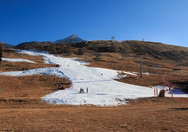 Pioggia in quota, dalla neve al fango sulle piste: il cambiamento climatico &egrave; gi&agrave; un problema per gli sport invernali
