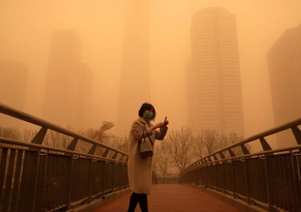 Beijing se despertó con un cielo anaranjado este lunes 15 de marzo debido a una fuerte tormenta de arena. Foto: Foto AP/Mark Schiefelbein.