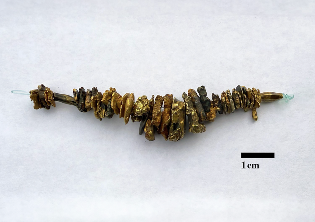 Perforierte Goldnuggets, Plättchen und Gussfragmente. Bild: Tobias Skowronek