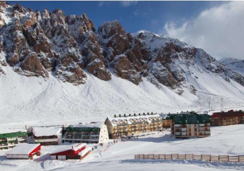 Mendoza tendrá su primera pista de patinaje sobre hielo al aire libre en Penitentes Mendoza tendrá su primera pista de patinaje sobre hielo al aire libre en Penitentes