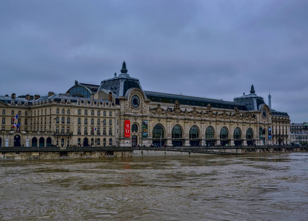 2 juin 2016 : Inondations à Paris. La Seine est sur le point de déborder. Gros plan sur le musée d'Orsay. @Lucille Cottin 2 juin 2016 : Inondations à Paris. La Seine est sur le point de déborder. Gros plan sur le musée d'Orsay. @Lucille Cottin