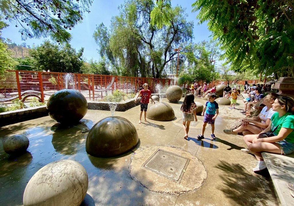 El Parque Bicentenario de la Infancia es una excelente opción para llevar a los niños en verano. Crédito: Municipalidad de Recoleta.