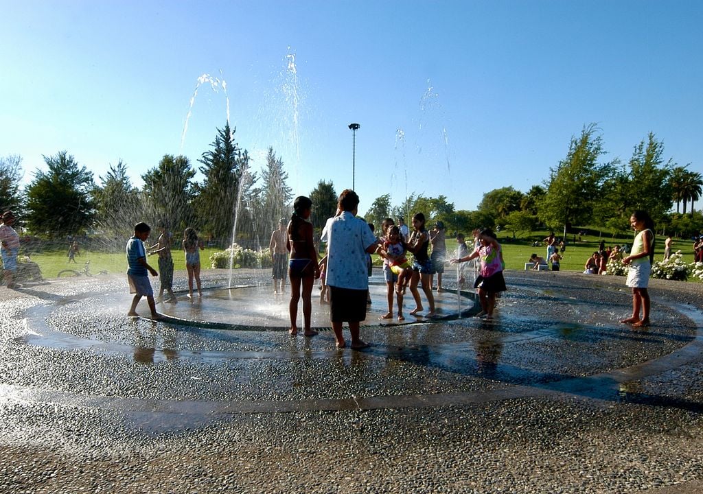 El Parque Mapuhue ofrece un espacio ideal para que los niños se refresquen. Crédito: Montealegre Beach Arquitectos.