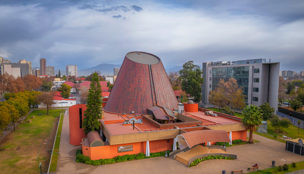 Domo del Planetario USACH. Las películas del Planetario USACH se proyectan en un domo de 360 grados. Crédito: Planetario USACH.