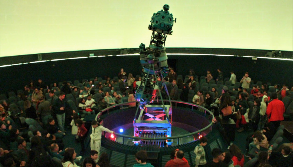 Proyector del Planetario USACH. El proyector del planetario cuenta con 160 lentes capaces de proyectar más de 5.000 estrellas de forma realista. Crédito: Planetario USACH.