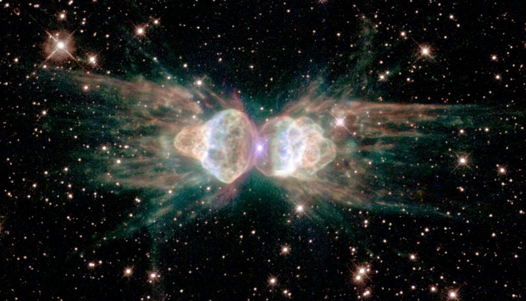 Der Ameisennebel weist eine markante, nichtkugelförmige Symmetrie auf, die von dem ausgestoßenen Gas des Zentralsterns erzeugt wird. Astronomen spekulieren, ob der zentrale Stern einen nahen Begleitstern oder sehr starke Magnetfelder hat. Der Ameisennebel weist eine markante, nichtkugelförmige Symmetrie auf, die von dem ausgestoßenen Gas des Zentralsterns erzeugt wird. Astronomen spekulieren, ob der zentrale Stern einen nahen Begleitstern oder sehr starke Magnetfelder hat. Bild: NASA/ESA/Hubble/STScI/AURA/R. Sahai/B. Balick