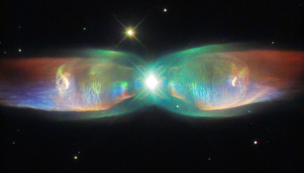 Der Schmetterlingsnebel ist ein besonders eindrucksvolles Beispiel für einen bipolaren planetaren Nebel. Solche Systeme entstehen, wenn das zentrale Objekt kein einzelner Stern, sondern ein Binärsystem ist. Der Schmetterlingsnebel ist ein besonders eindrucksvolles Beispiel für einen bipolaren planetaren Nebel. Solche Systeme entstehen, wenn das zentrale Objekt kein einzelner Stern, sondern ein Binärsystem ist. Bild: ESA/Hubble
