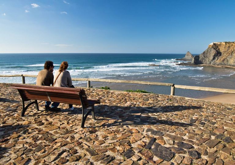 Casal a conversar na praia Casal a conversar na praia