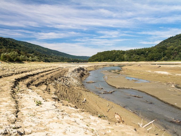 lecho de río casi seco lecho de río casi seco