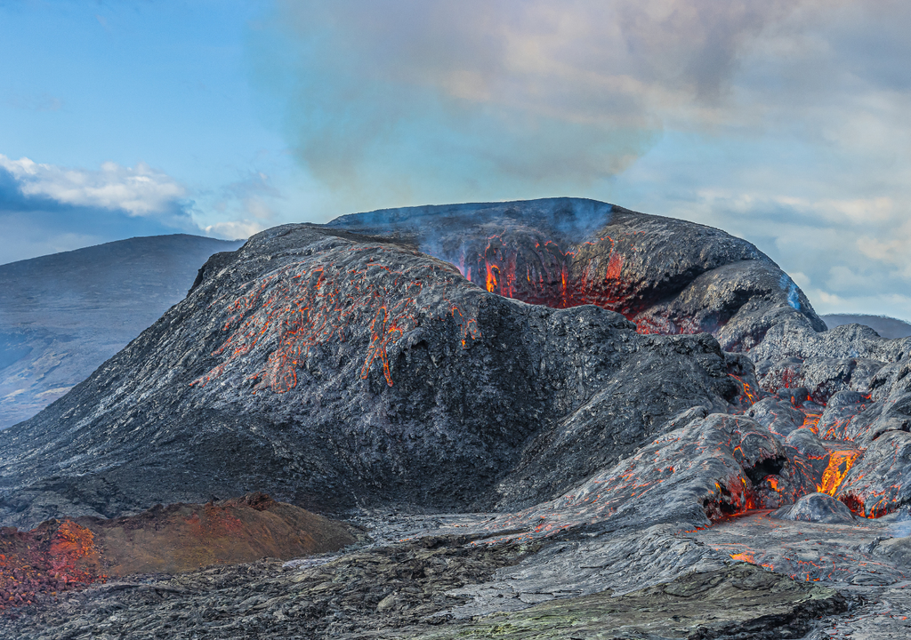 Tras una erupción volcánica, la lava solidificada y las cenizas cubren el paisaje, creando un entorno extremo donde, con el paso del tiempo, las primeras plantas pioneras comienzan a abrir camino para el regreso de la vida. Tras una erupción volcánica, la lava solidificada y las cenizas cubren el paisaje, creando un entorno extremo donde, con el paso del tiempo, las primeras plantas pioneras comienzan a abrir camino para el regreso de la vida.