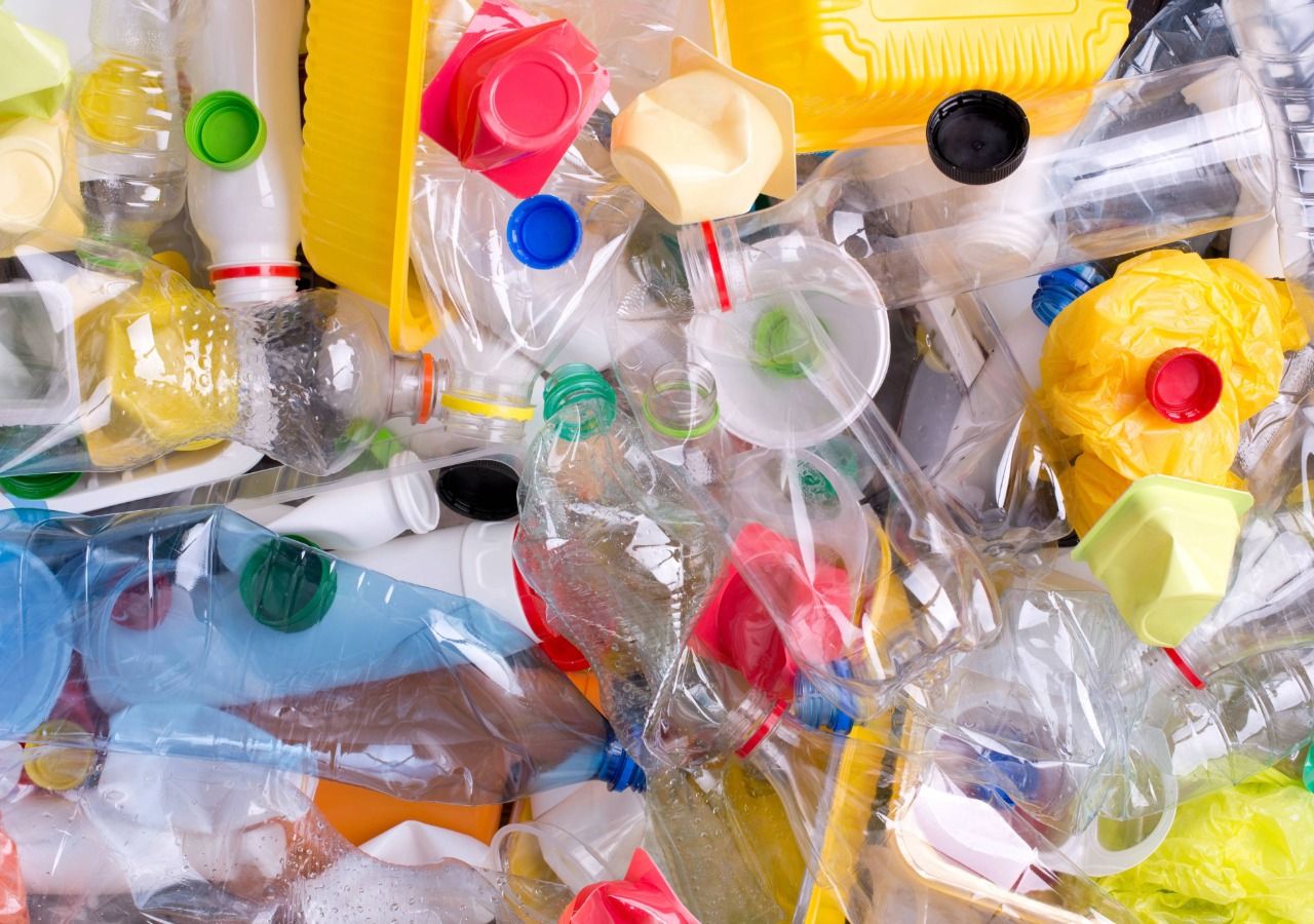 Verbraucher unterschätzen erheblich, wie viel Plastik sie wegwerfen. Bild: Adobe.
