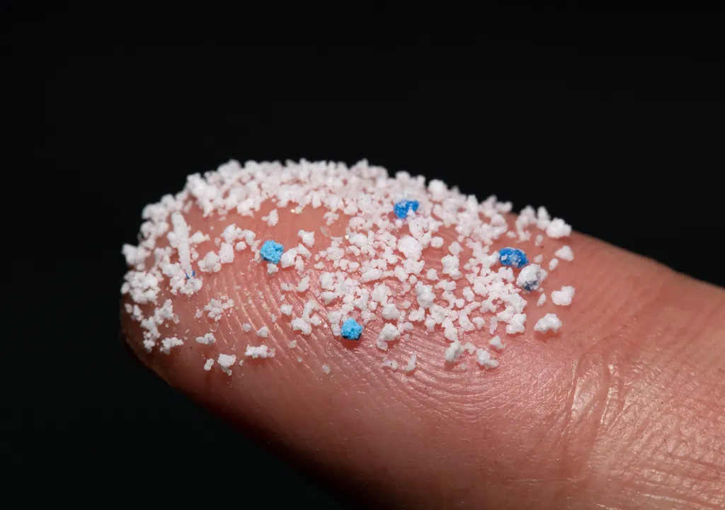 Os microplásticos podem ser transportados pelo ar e cair como chuva para o solo.