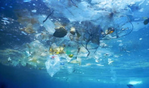 ¿Cómo la contaminación plástica influye en el calentamiento climático antropogénico y viceversa?