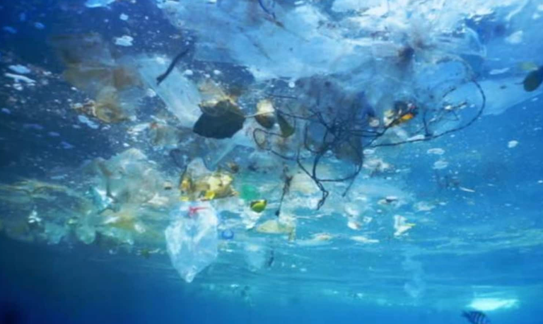 ¿Cómo la contaminación de los plásticos influye en el calentamiento climático antropogénico y viceversa?