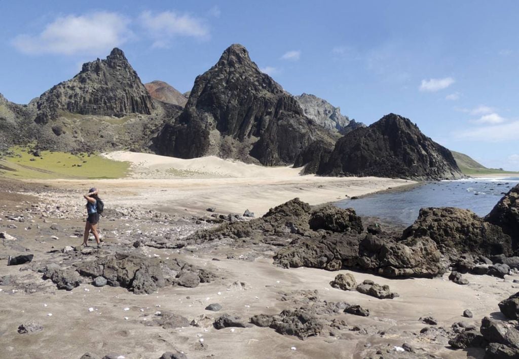 Parcel das Tartarugas, praia de nidificação na ilha da Trindade: local onde foram achadas as primeiras rochas plásticas. Crédito: Fernanda Avelar Santos/UFPR.