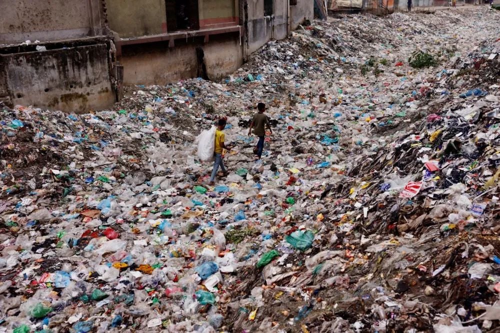 Bild einer Deponiestraße voller Plastik in einem asiatischen Land.